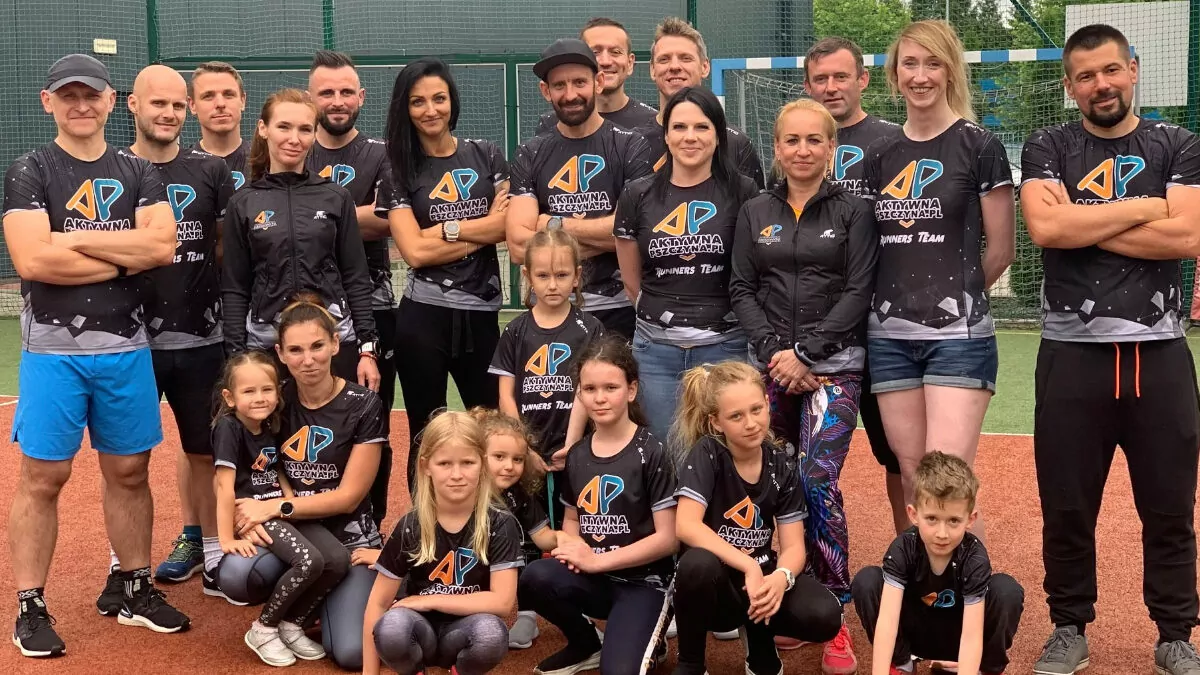 Grupa Aktywna Pszczyna Runners Team na boisku – wspólny trening